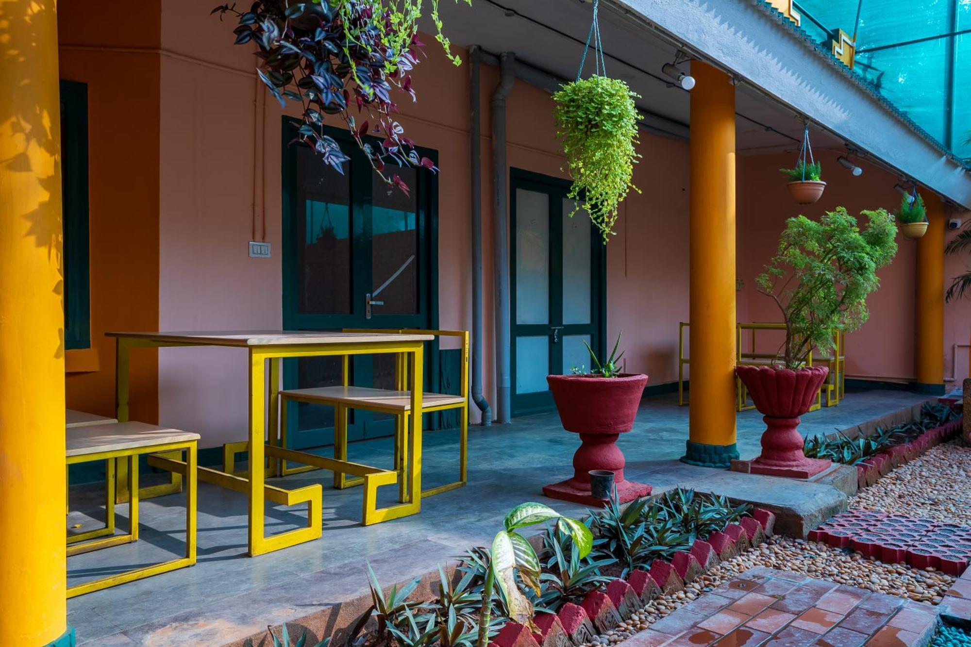 La Courtyard Hotel Пондичери Екстериор снимка