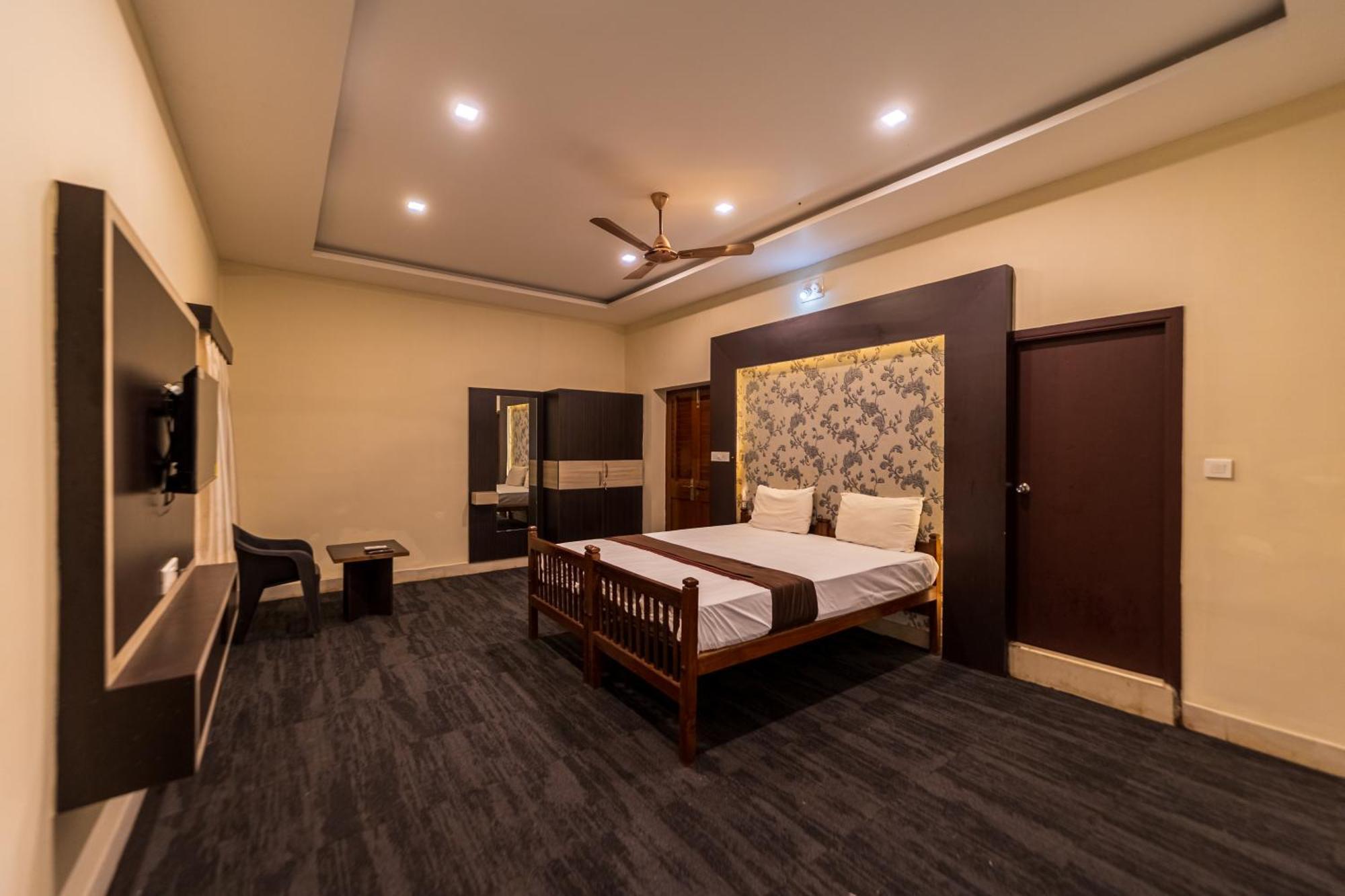 La Courtyard Hotel Пондичери Екстериор снимка