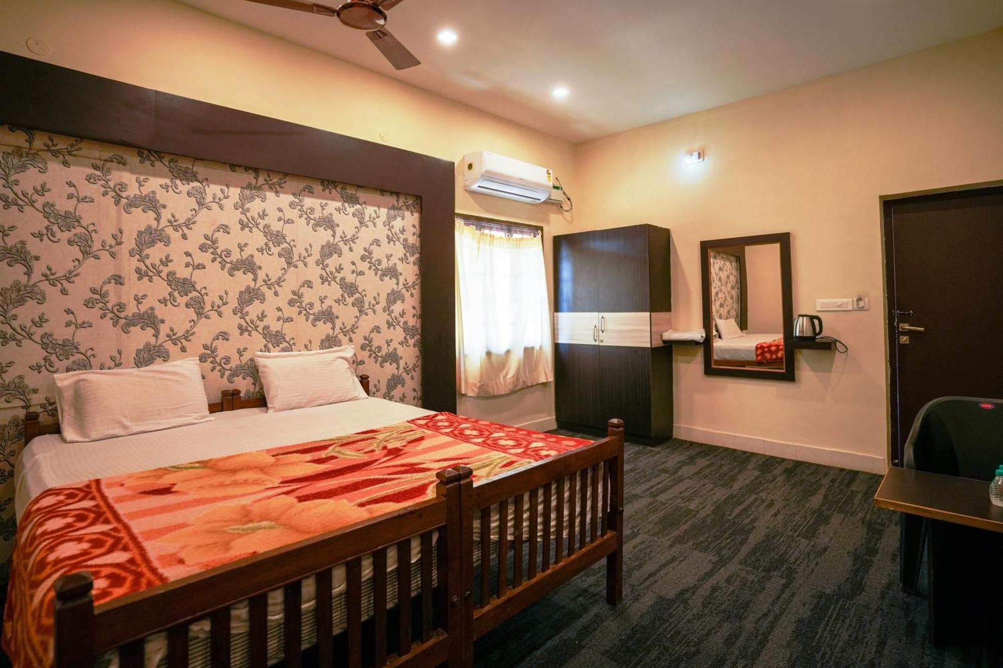 La Courtyard Hotel Пондичери Екстериор снимка