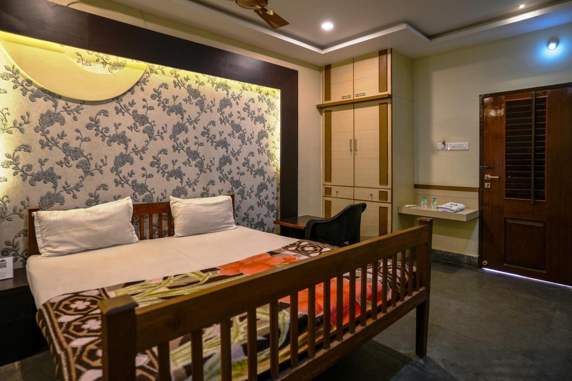 La Courtyard Hotel Пондичери Екстериор снимка