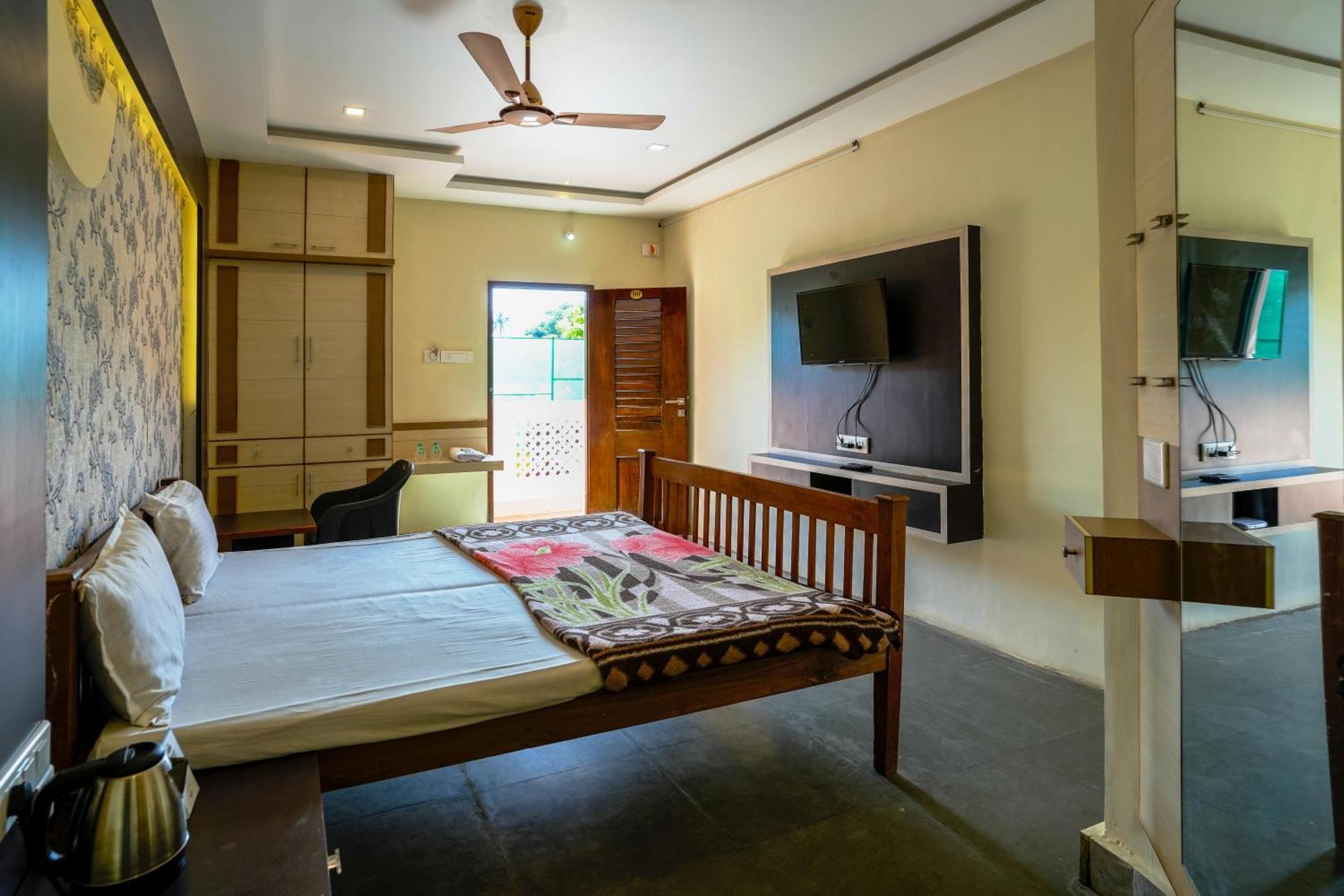 La Courtyard Hotel Пондичери Екстериор снимка